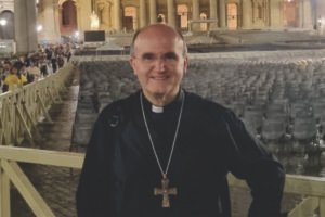 archivan denuncia contra obispo